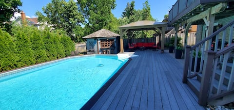 Successful Airbnb property: Luxurious 2 bdr suite near SQ1, UTM, parking/pool in Erin Mills