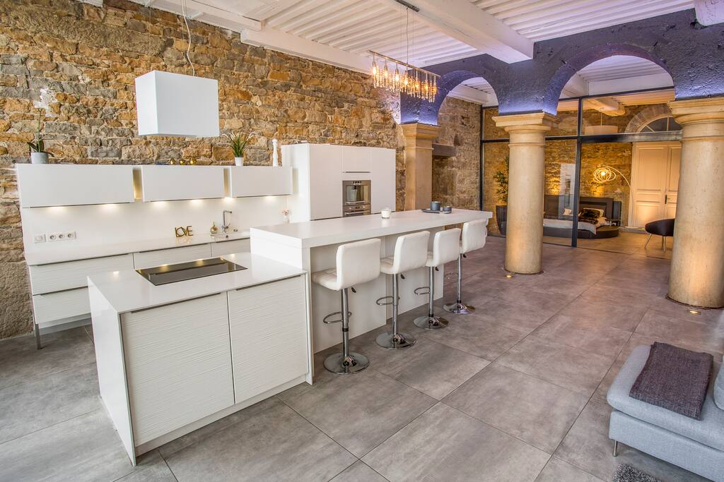 grand loft, pièce pleine de charme avec pierre apparente et lumières travaillées
