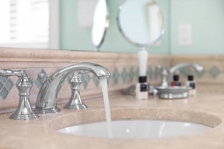 Beautiful 2 Bedroom Downtown Newport, RI gallery image 4