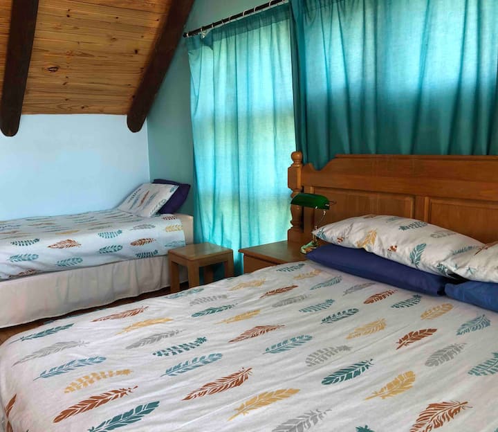 Izba na poschodí s manželskou posteľou a samostatnými lôžkami