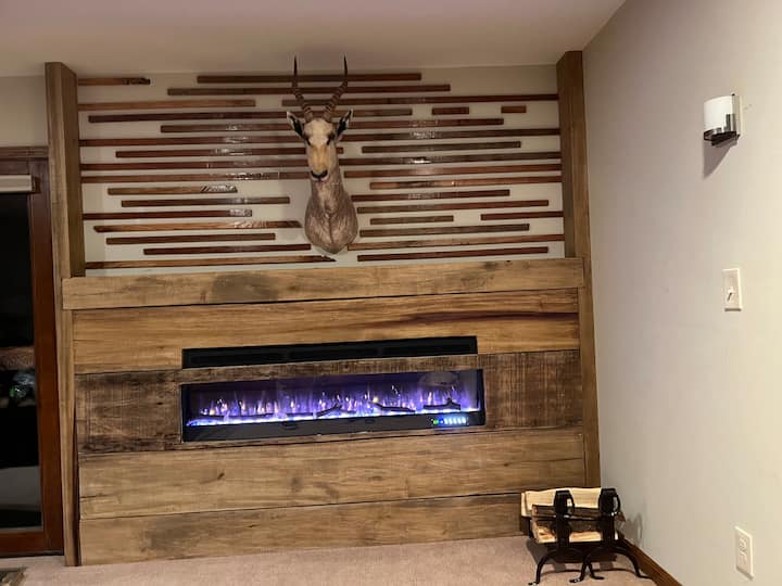 Изключително голяма спалня № 2 с подложка за хора с увреждания Рампи до кухня , балкон и изключително голяма баня с хендикап Баня с камина 
БЕЛЕЖКИ : НЕ Е често срещано  в дървените колиби в района .