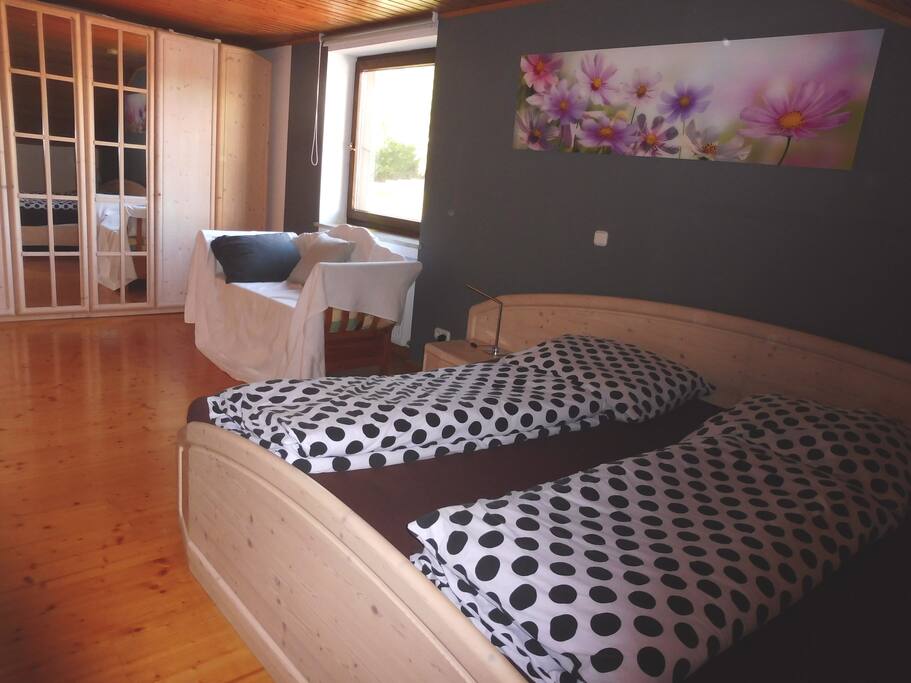 Schlafzimmer mit Doppelbett