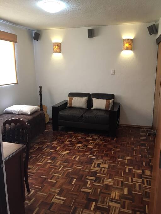 Esta es la habitación 2. Tiene una cama individual, sillón, escritorio con silla, pantalla plana y closet.