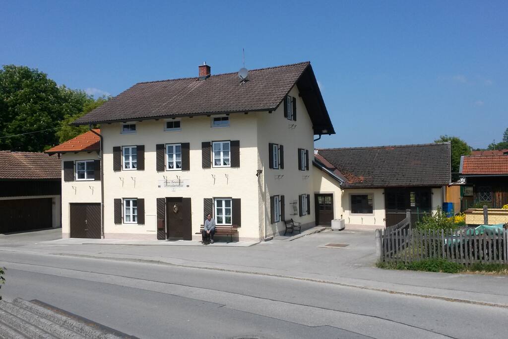 Die Gästezimmer sind im Dachgeschoss