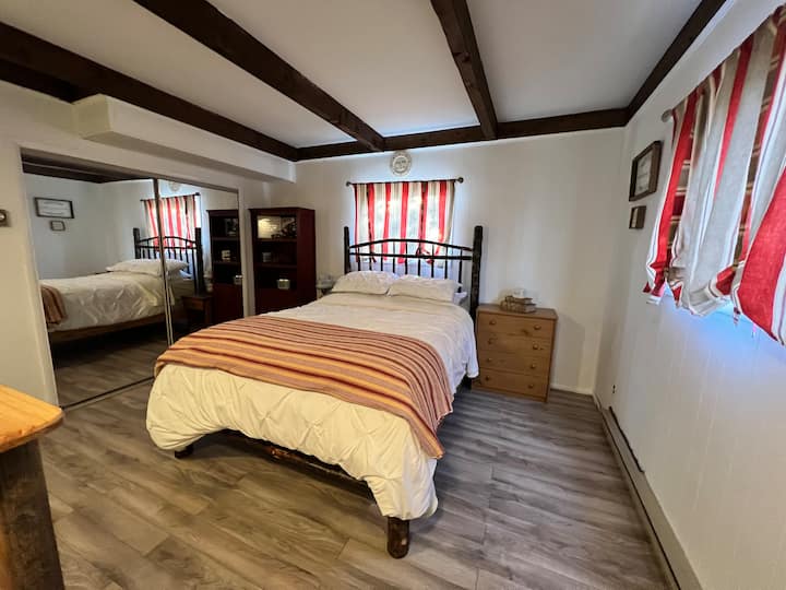 Planta principal - Habitación Red Country - Cama Queen con Smart TV 