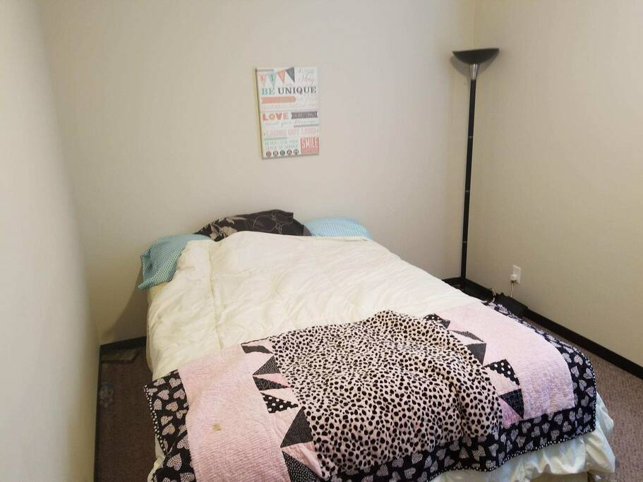 Guest room with queen bed
