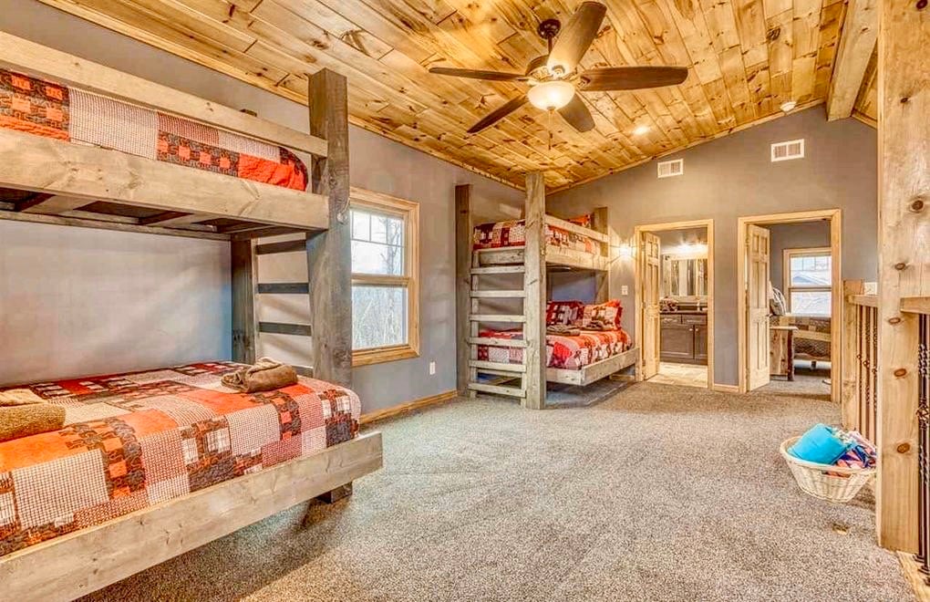 Chumba cha kulala cha Roshani ya Juu chenye Vitanda Viwili Vilivyojaa, Kuangalia Chumba Kikubwa