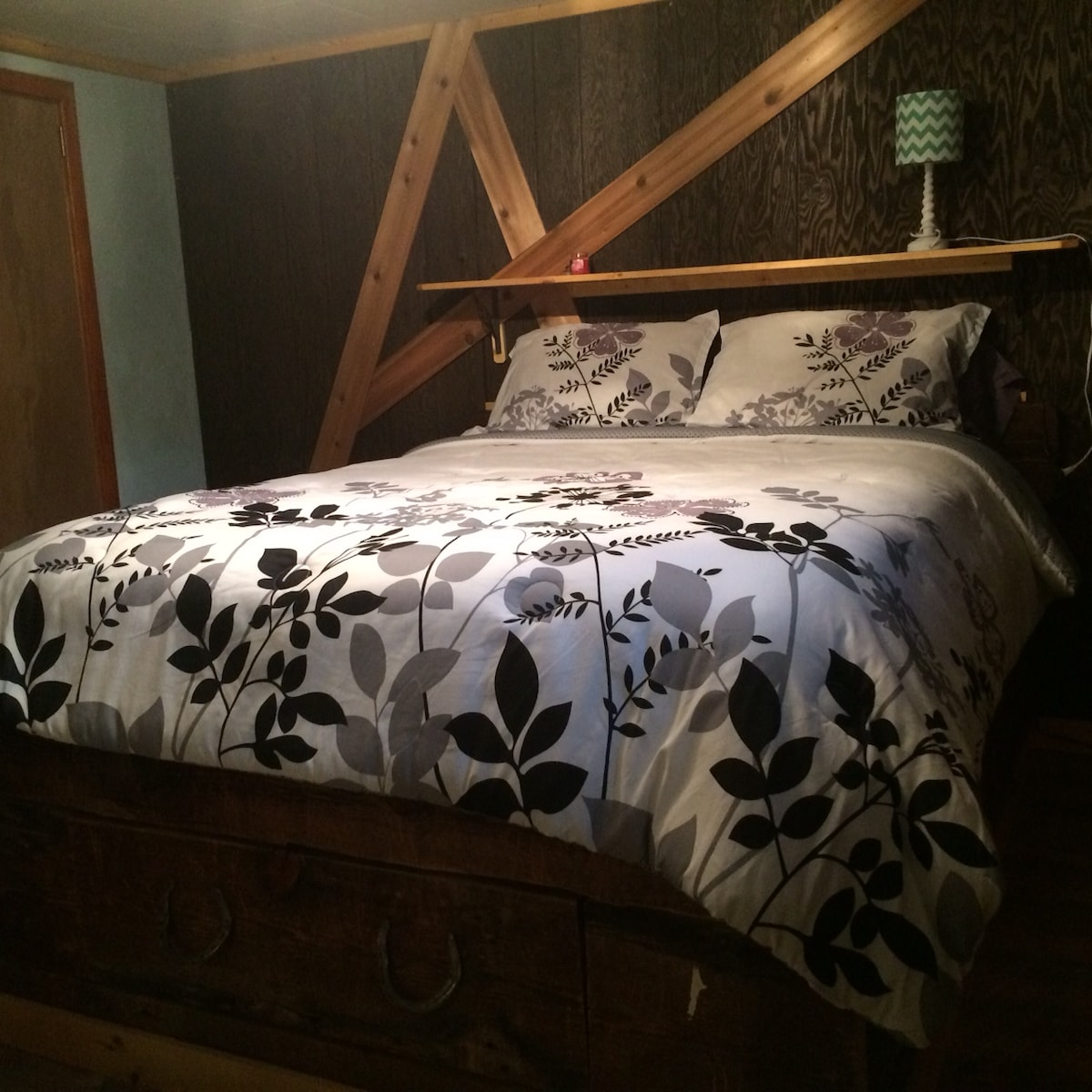 Спална соба на долниот кат 3 од 4.
Рачно изработен, издигнат, дрвен кревет од штала од сопственикот.