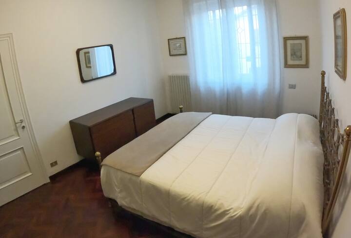 Habitación doble con armario y vestidor, ventana .