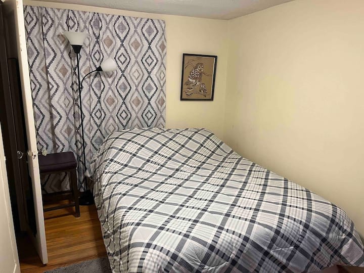 Dormitorio en el primer piso con armario completo y televisión y 1/2 baño contiguo.