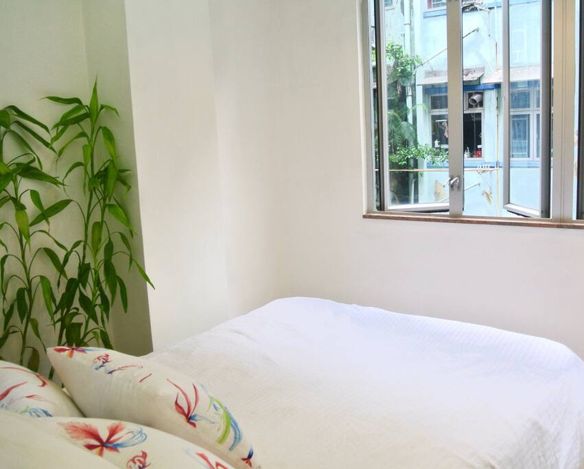 Comfortable queen size bed, with excellent AC and blackout curtains