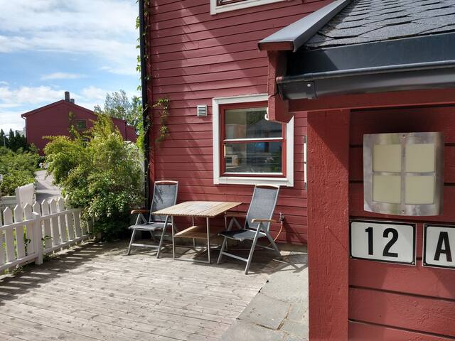 Roomy, slightly retro-furnished house near Metro gallery image 2