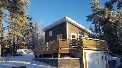 Newly-built cottage with free parking and loft in Värmdö