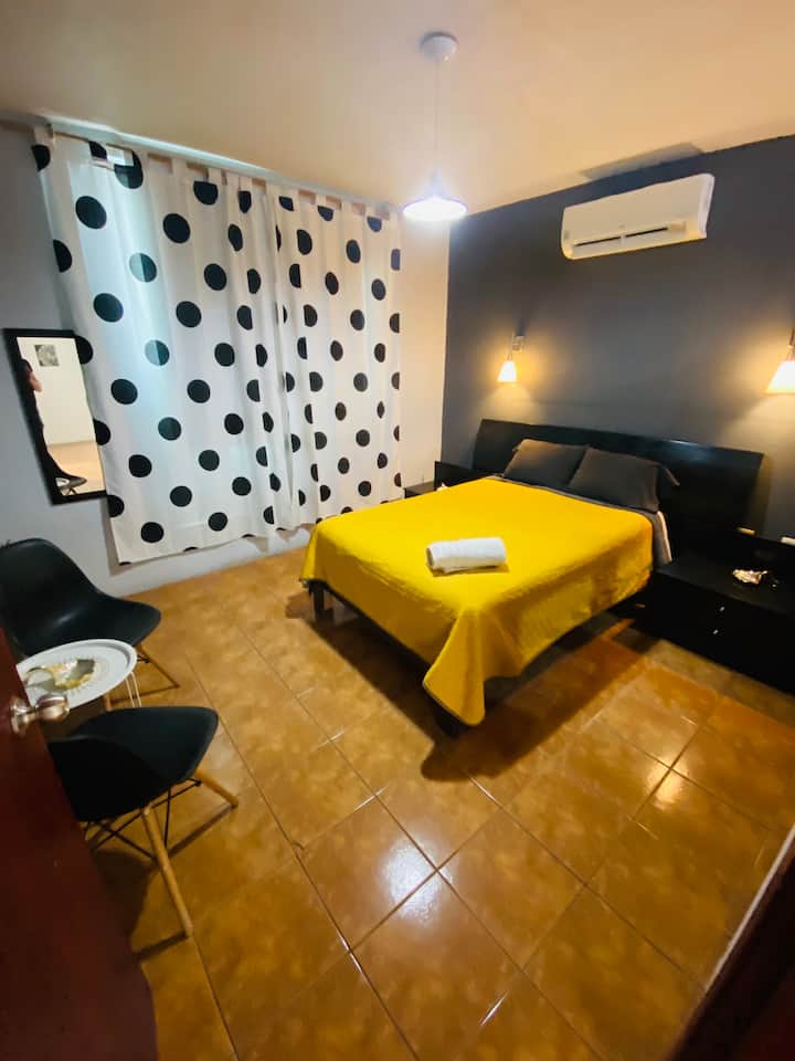 Glavna spavaća soba, bračni krevet, TV/ChromeCast / glavna spavaća soba, bračni krevet, klima-uređaj, TV/ChromeCast