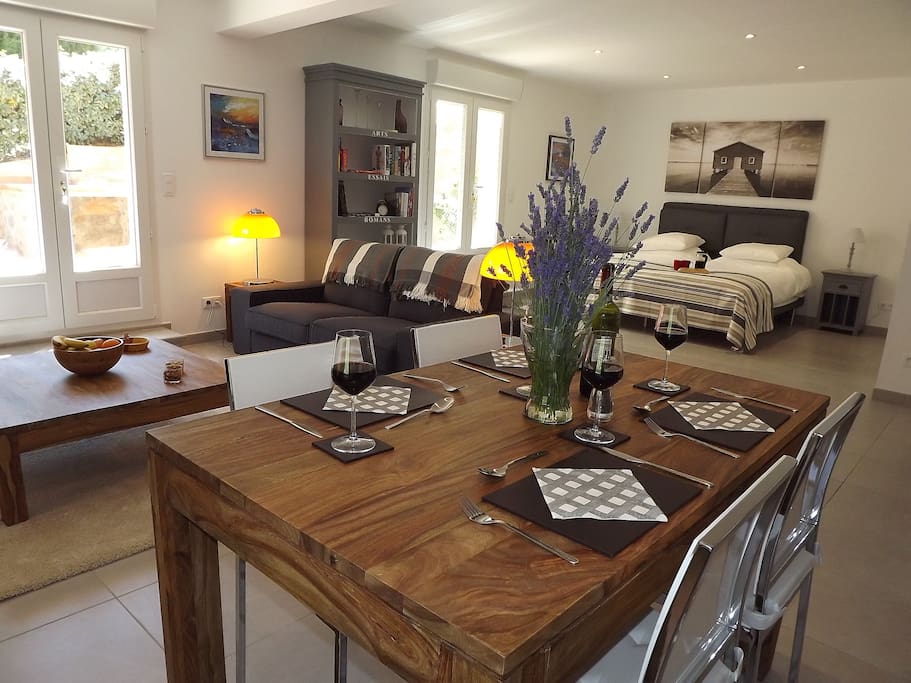 Beautiful spacious studio apartment, elegantly furnished to the highest standard