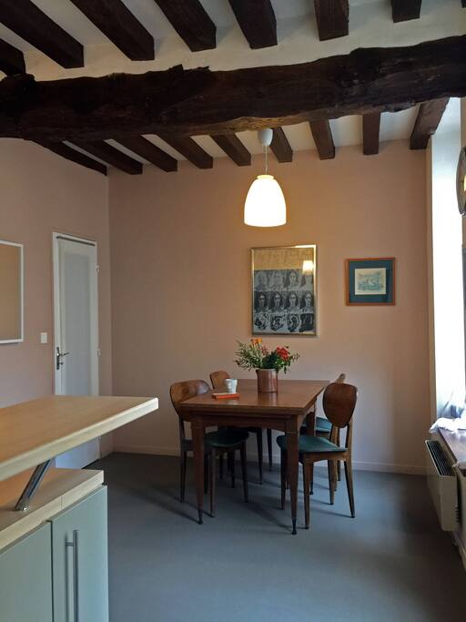 Salle à manger et comptoir de la cuisine américaine / photo prise de la porte d'entrée