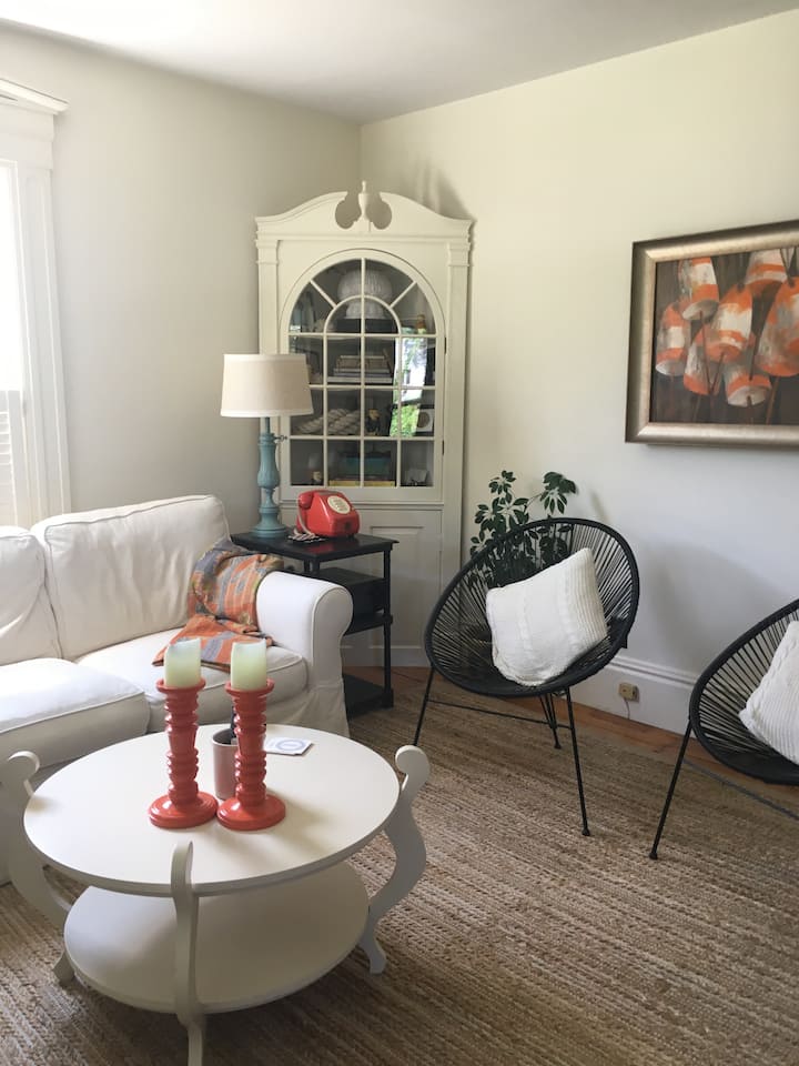 Summer Hill: Sweet New Englander On Maine Coast - Kittery, ME