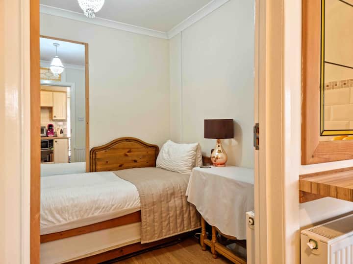 厨房外有第三间卧室。 非常适合白天小睡，因为没有窗户。 