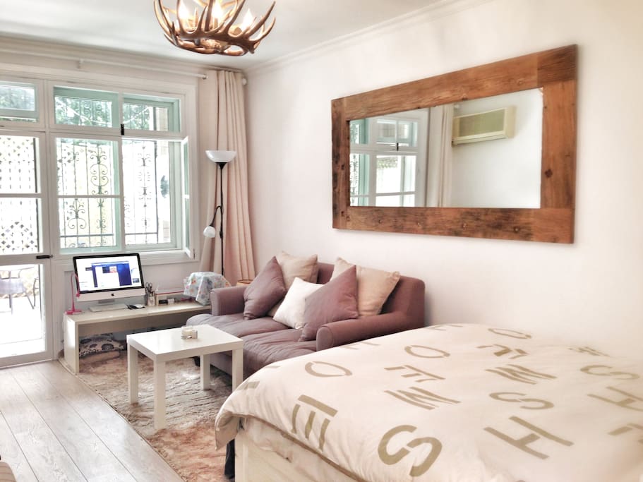 Living Room - sofa, flat screen TV, free wifi