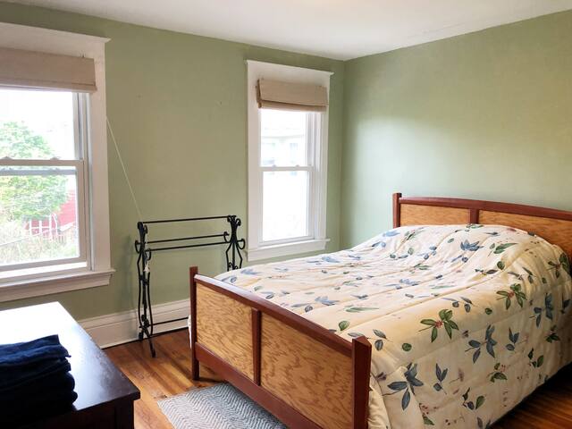 2 Quiet rooms/close walking distance to city