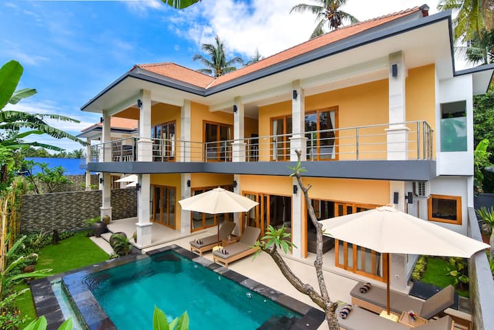 Lovina luxury villa with pool & free breakfast!