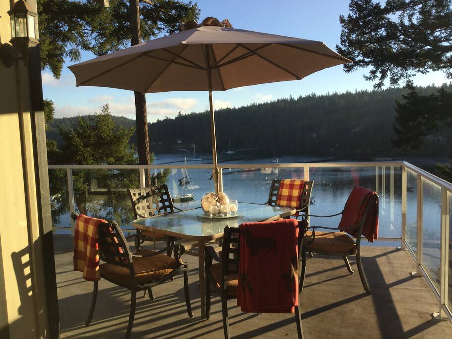 Large upper deck accessed from Kitchen patio doors