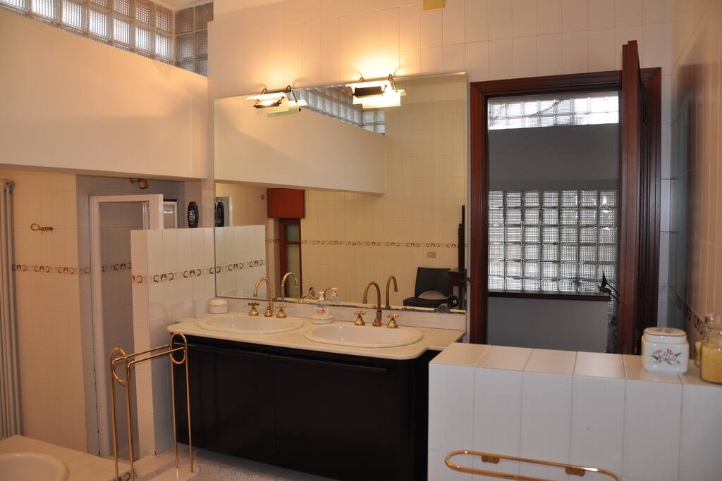 Bagno esterno ad uso esclusivo per la camera.