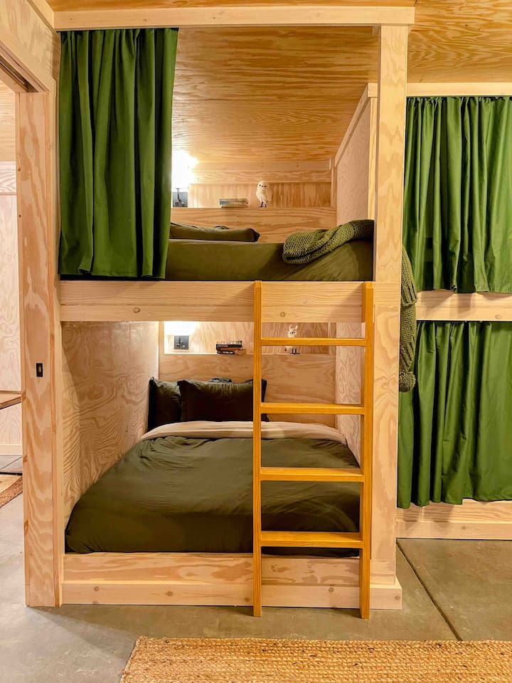 6 krevate të kompletuar me porosi, secila me një sfungjer, prizë elektrike dhe perde. 