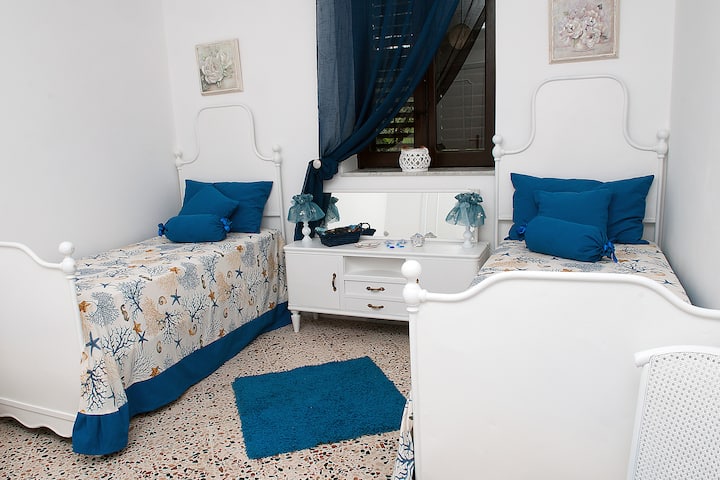 ห้องนอนที่สองมีเตียงเดี่ยว