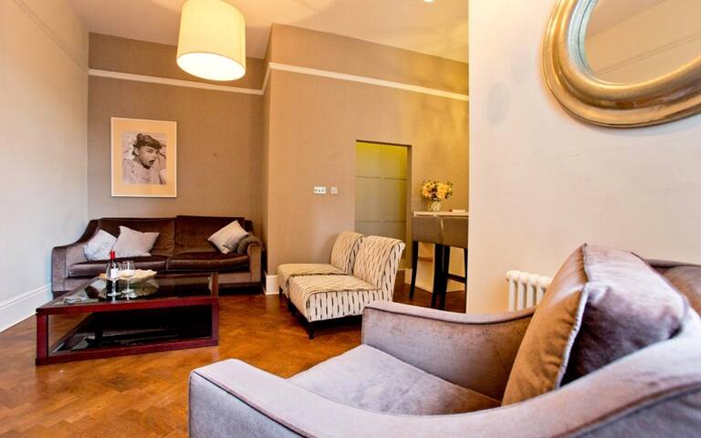Luxury and Stunning 2 Bed with Balcony in Kensington High Street gallery image 3