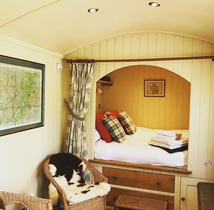 Pohodlná manželská posteľ s enklávou