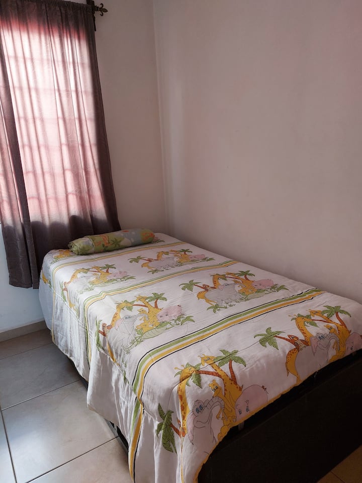 Izba na prízemí s manželskou posteľou a ventilátorom 