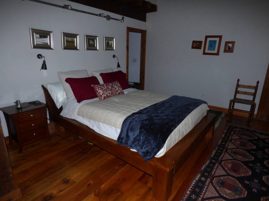 Guest Bedroom#1 Queen Bed en suite bath