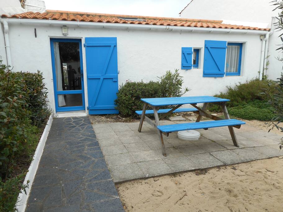 Cour clos devant la maison avec terrasse