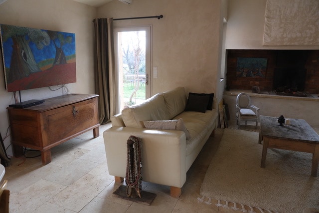 Popular Airbnb listing: Luberon architect-designed house, air-conditioned, pool in Saint Saturnin Lès Apt