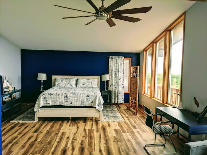 Master aggiornato (autunno 2021) con letto king size. Rilassati sul tuo pavimento privato con splendide viste sull'oceano, pioggia o sole!