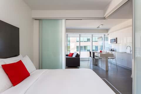 Luxury Two Bedroom Suite ★ Steps from Parliament ★