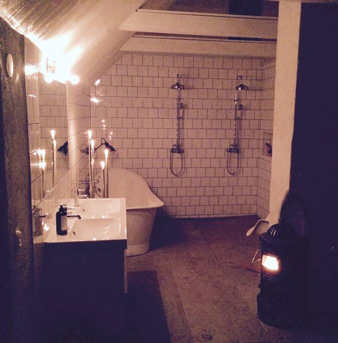Badrummet med vedeldad spis