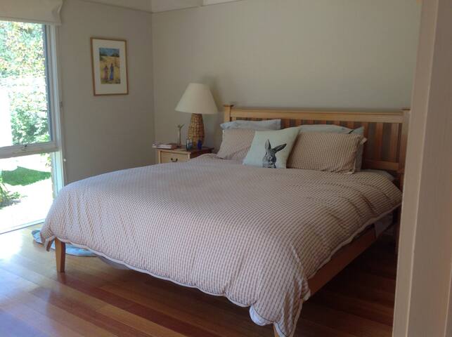 Cheerful 4 bedroom 3 bathroom home with pool gallery image 5