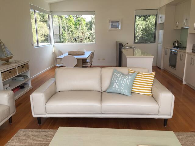 5 Simpson St – Front Beach Townhouse gallery image 5