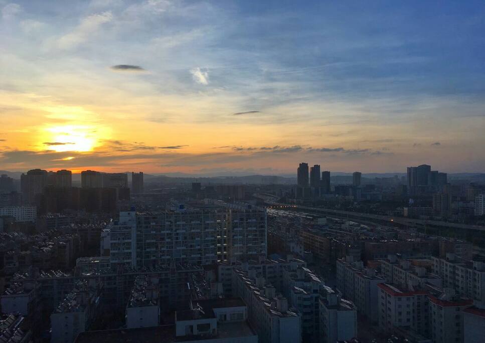 早晨从家里往外拍摄的俯瞰景观
