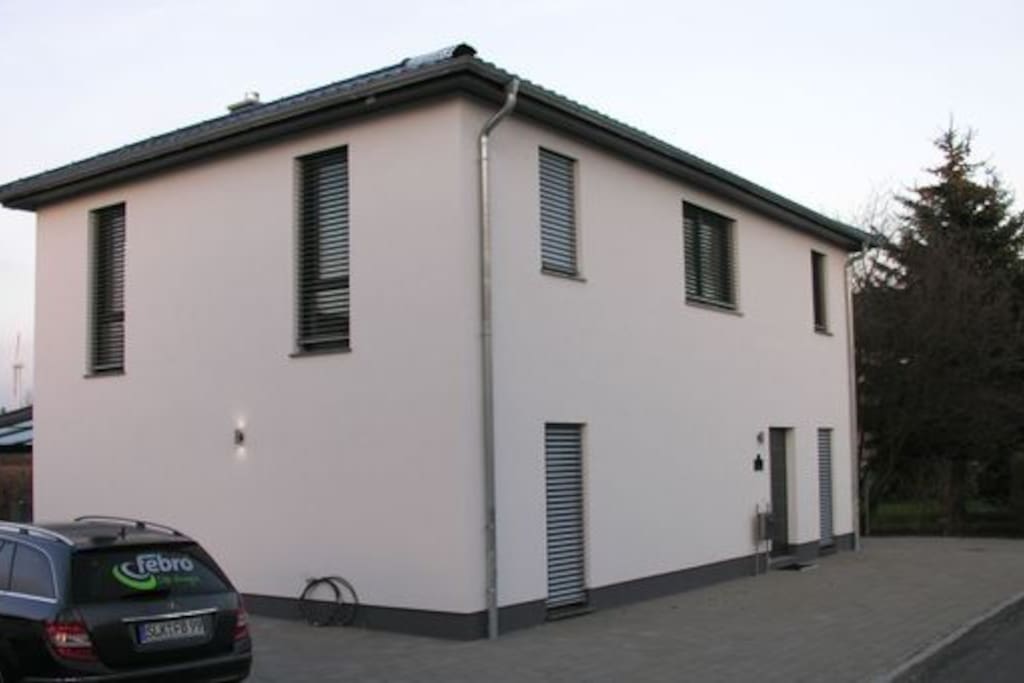 moderne Stadtvilla im grünen Hopfengarten