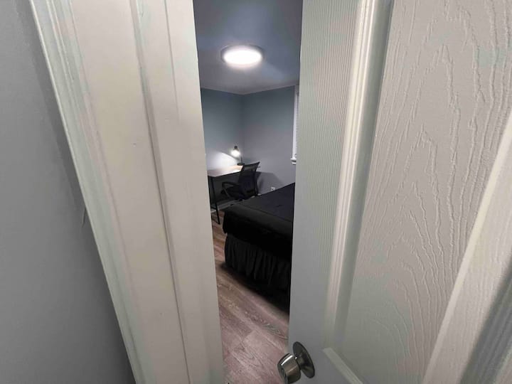 Пик на малка уютна спалня с легло в пълен размер.