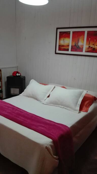 Dormitorio con cama matrimonial