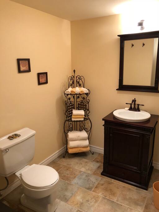 Salle de bain avec douche.