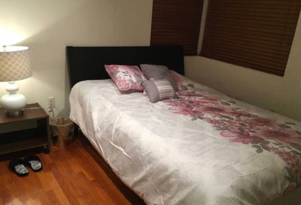 Queen bed.