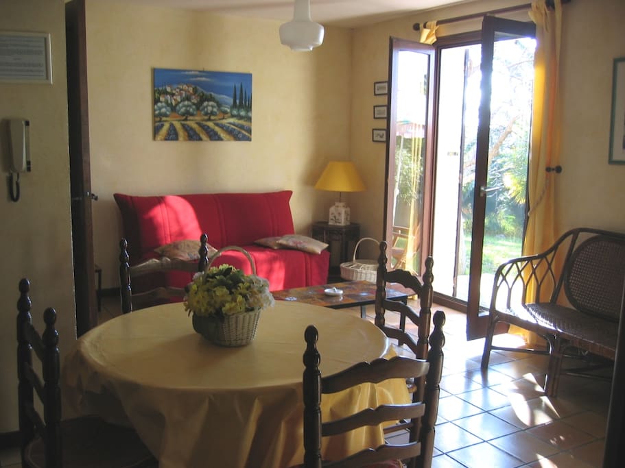 Intérieur du studio avec le canapé-lit