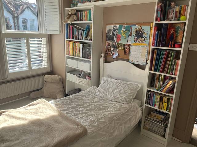 Lovely West London home with beautiful garden gallery image 5