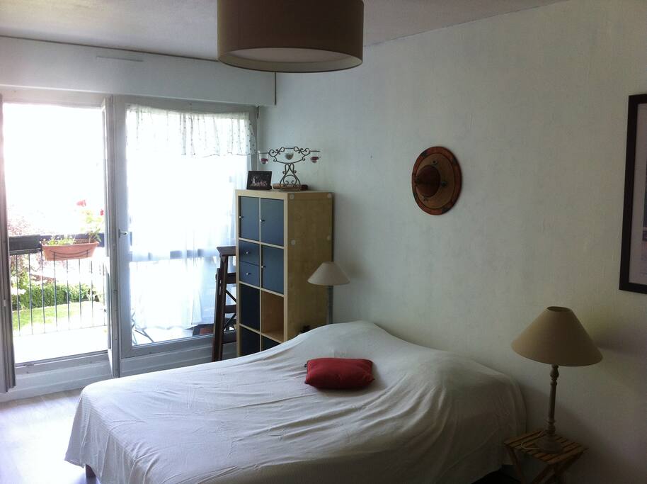 Chambre côté balcon donnant sur la résidence