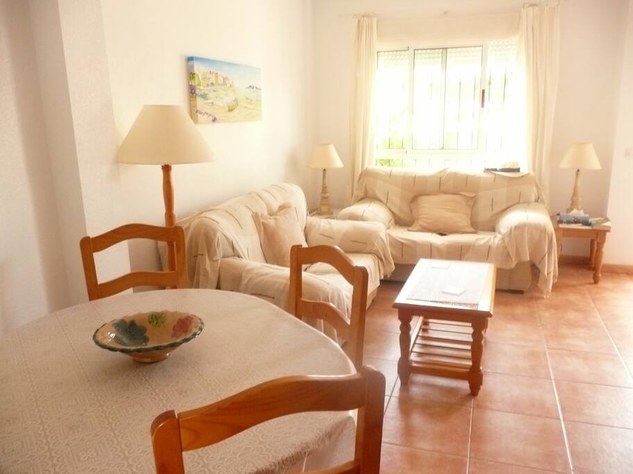 Comfortable living / dining room
